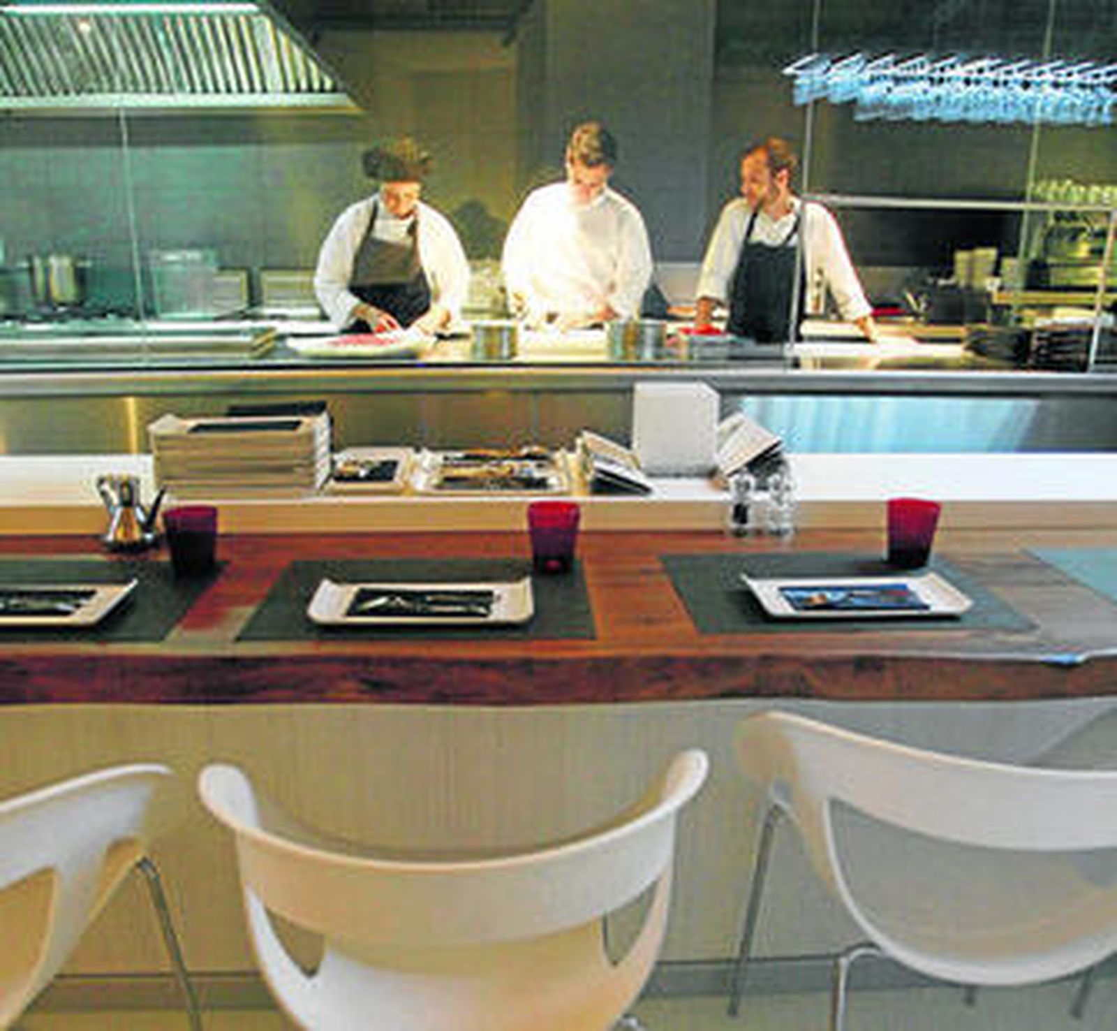 Varios cocineros preparan alguno de los platos que ofrece la carta de La Moraga.