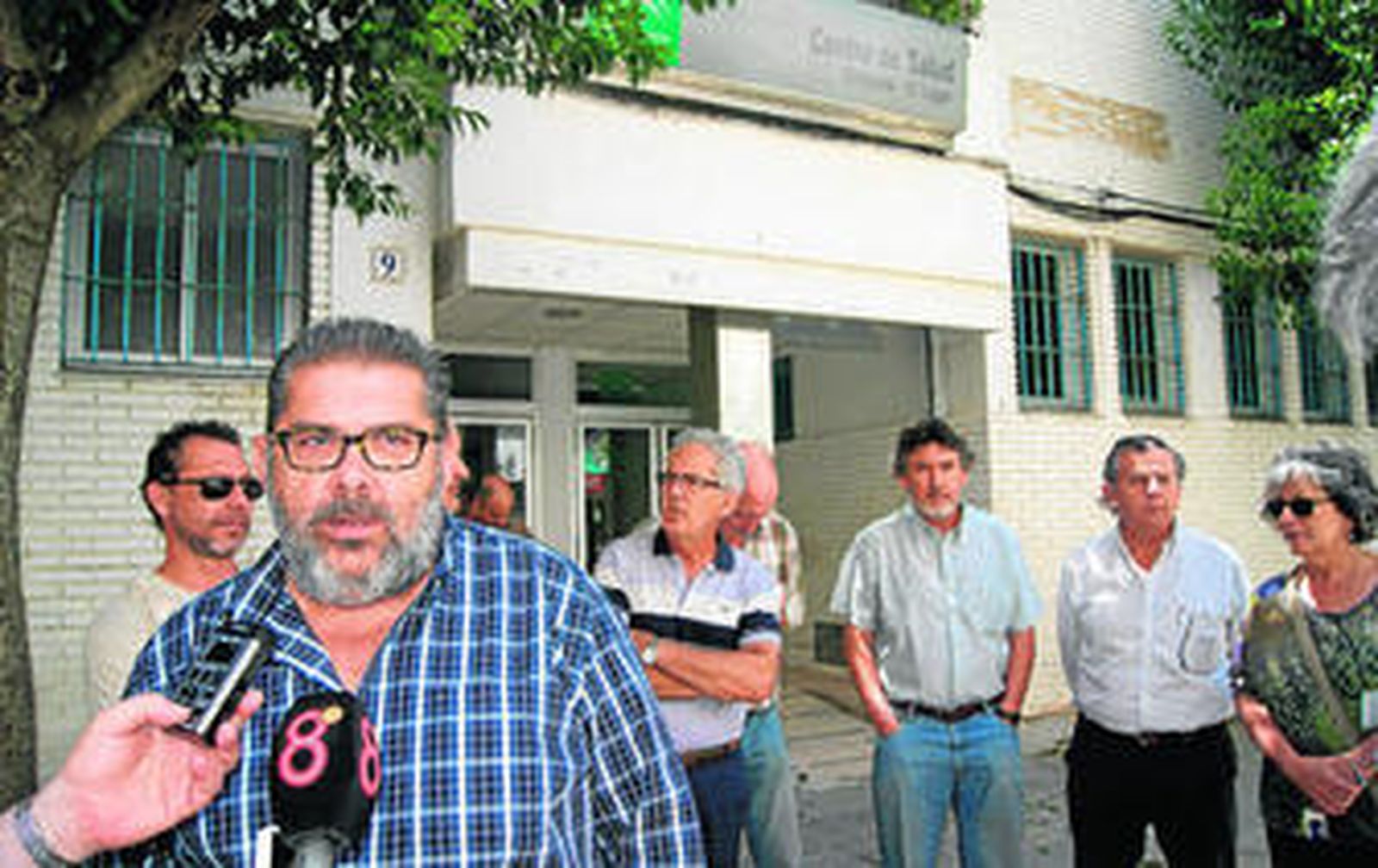 El concejal del PSOE, Antonio Pérez Noria, ayer con profesionales del centro sanitario de la calle Jesús Nazareno.