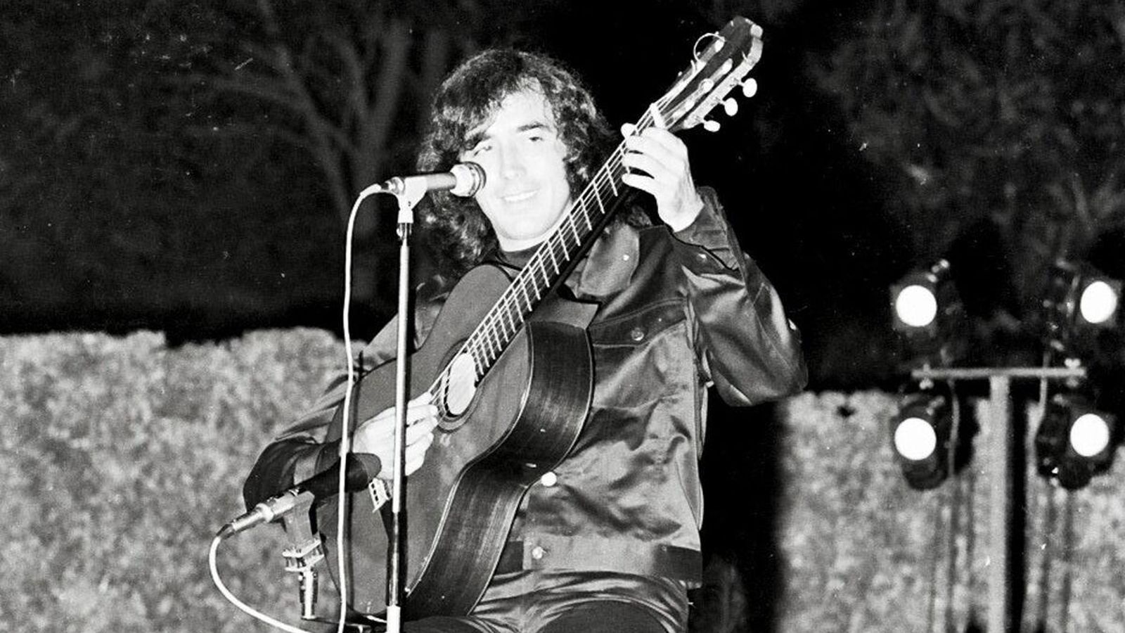 Serrat, durante un concierto en el parque María Cristina de Algeciras, en 1970.