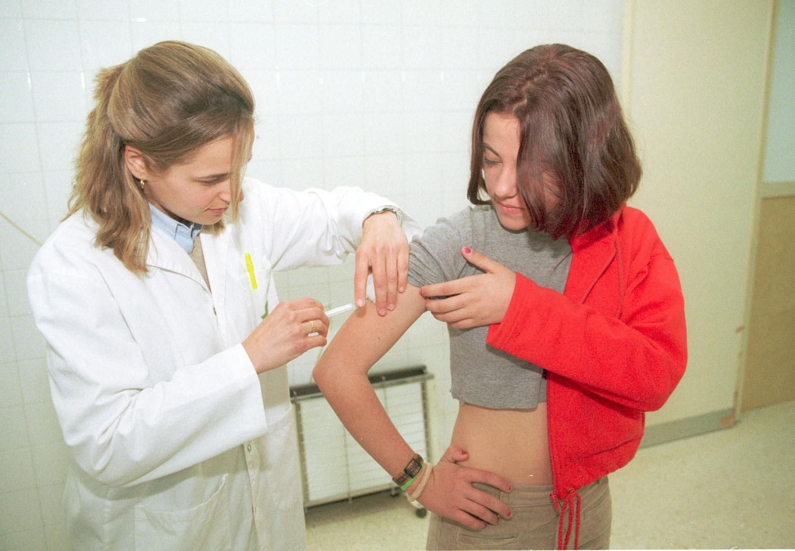 Un profesional sanitario administra una vacuna.