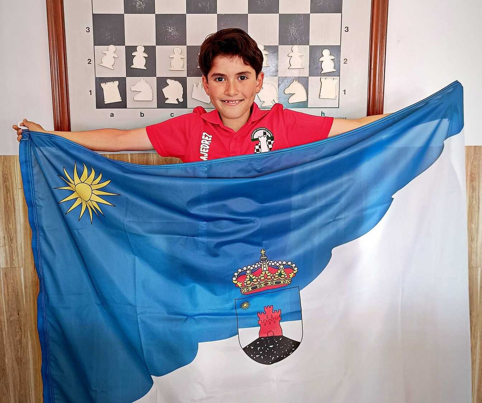 Ángel Sánchez Maldonado posa con la bandera de Roquetas de Mar durante el transcurso del Campeonato de Andalucía.
