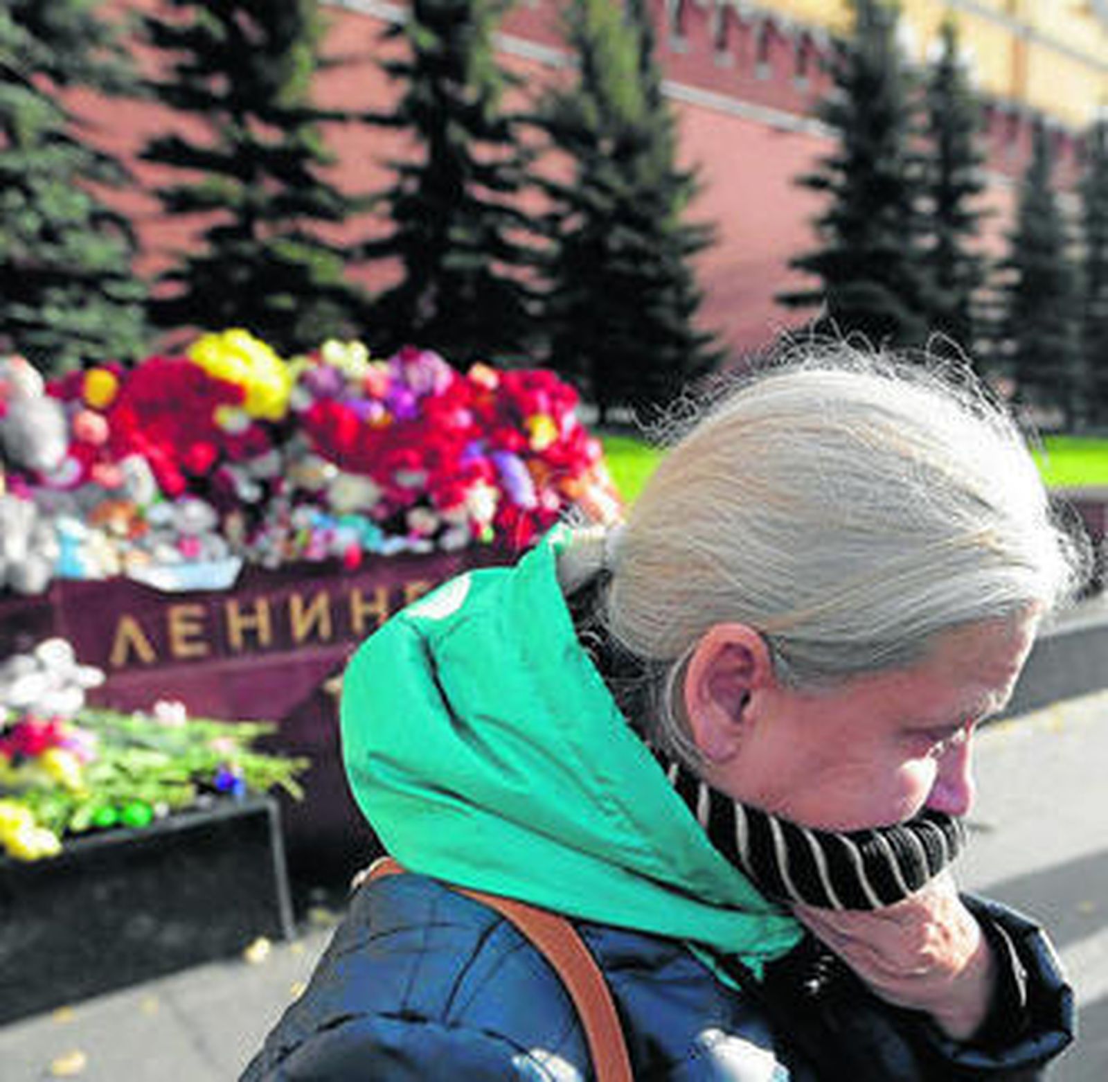 Una mujer, ayer ante el altar colocado en memoria de las víctimas del siniestro del avión en Moscú.