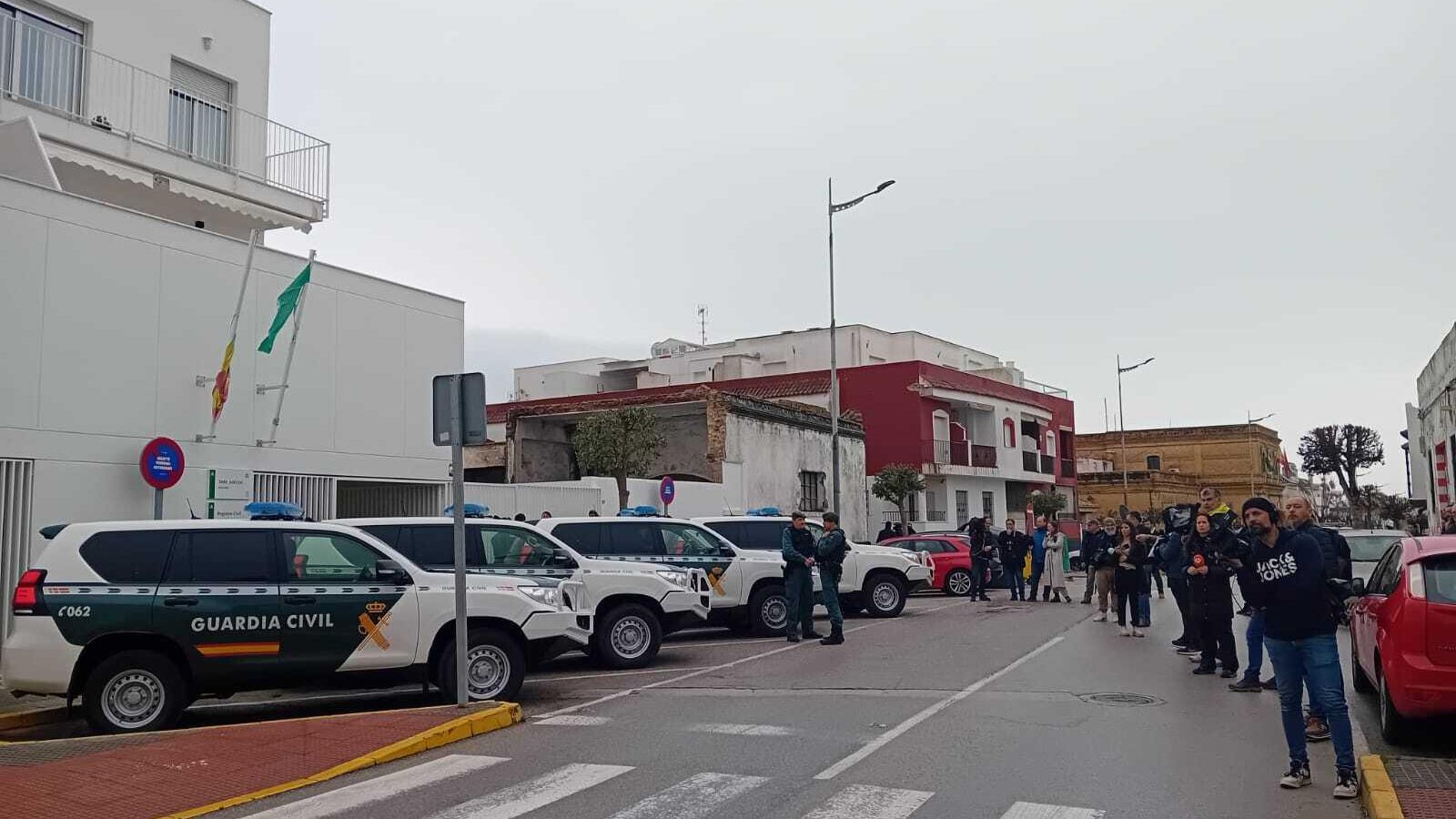 Medios de comunicación esperan a el traslado de los detenidos en los juzgados de Barbate.