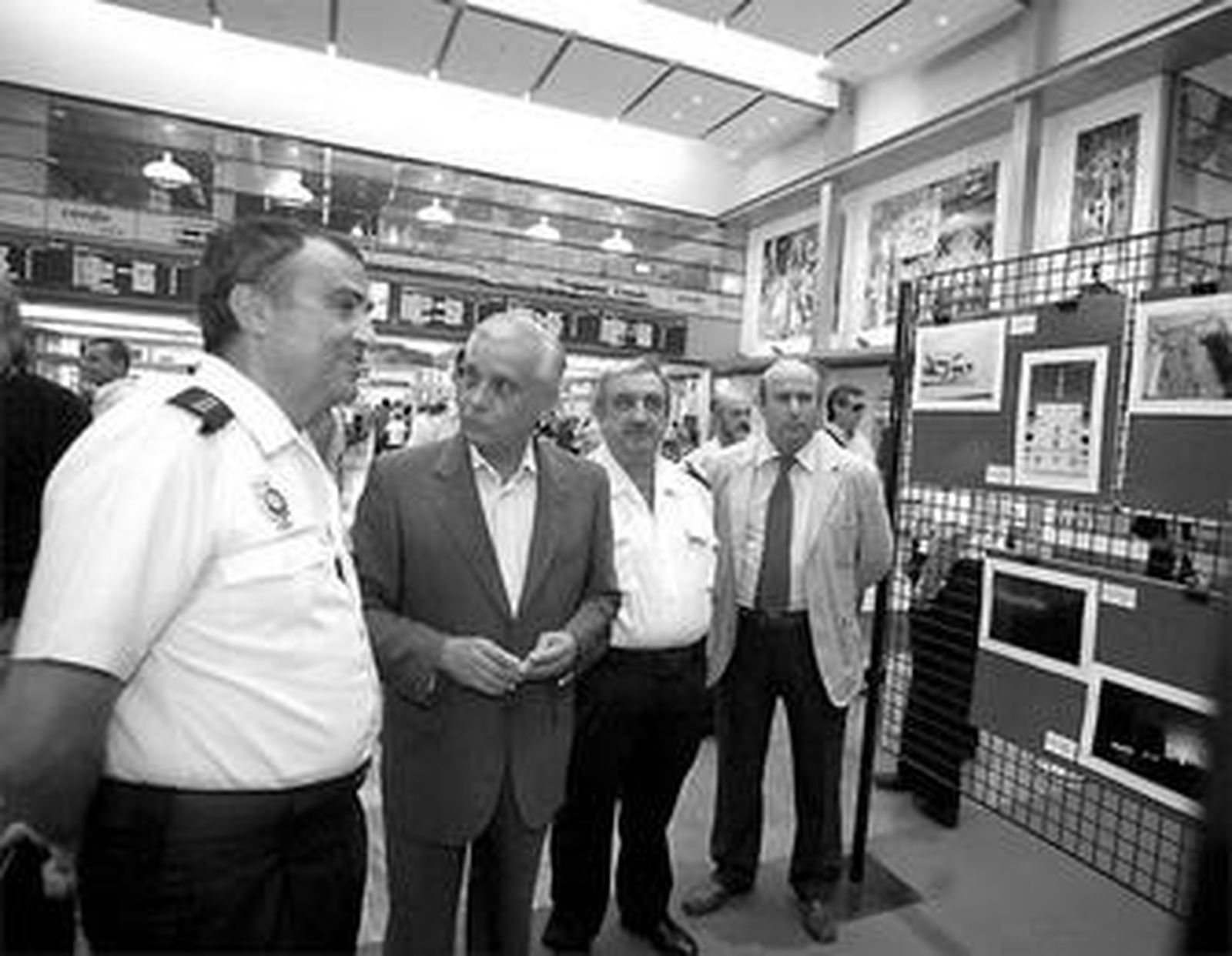 El comisario provincial, Juan Jesús Peñalver, junto al subdelegado del Gobierno, López Luna.