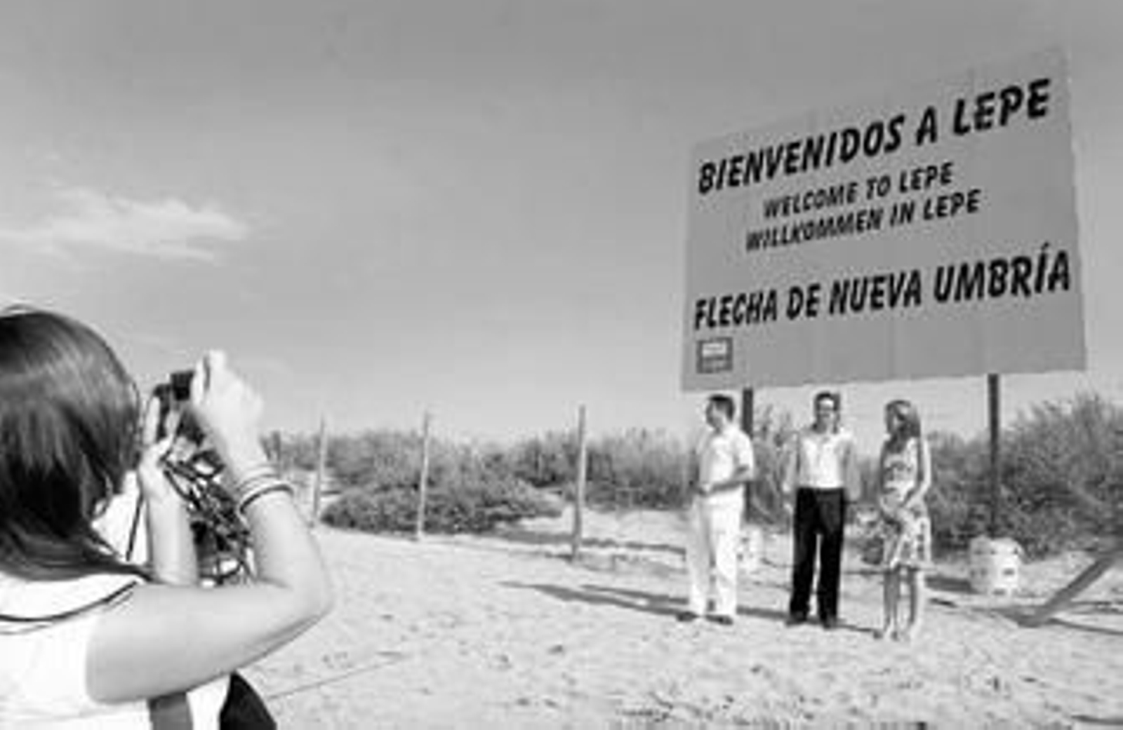 Jesús Toronjo, el alcalde de Lepe, Manuel Andrés González; y la concejal Bella Verano posan bajo el cartel de la Flecha de Nueva Umbría. Jesús Toronjo, el alcalde de Lepe, Manuel Andrés González; y la concejal Bella Verano posan bajo el cartel de la Flecha de Nueva Umbría.
