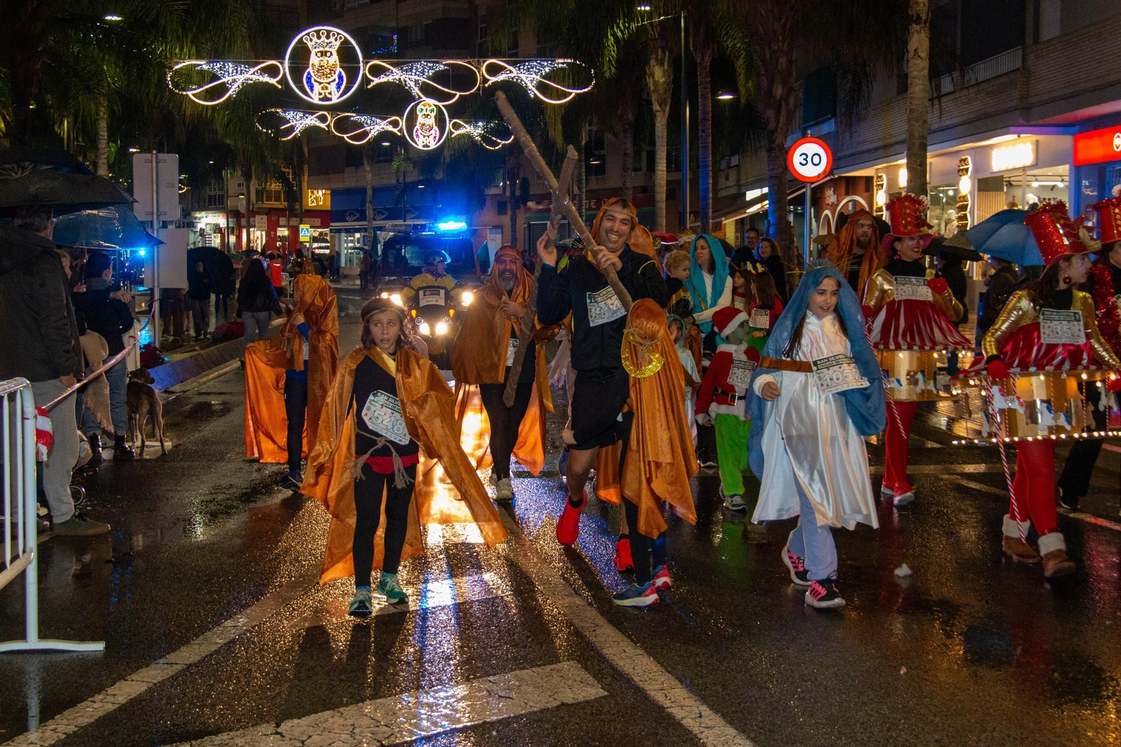Ni la lluvia puede con la San Silvestre de Motril