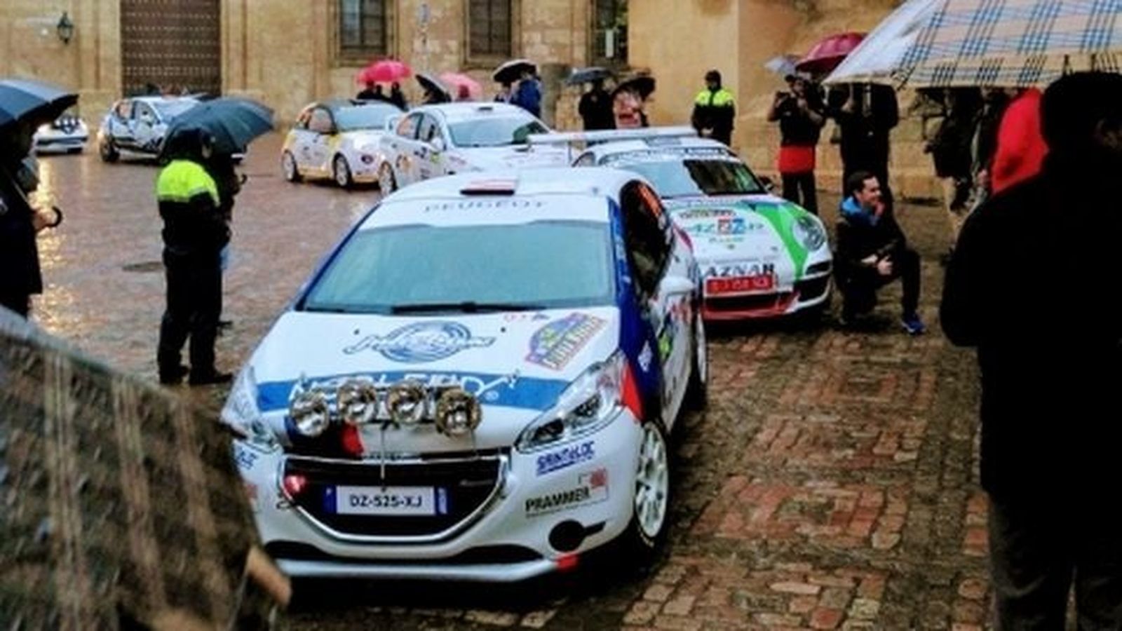 Un momento del rally a su paso por el entorno de la Mezquita.