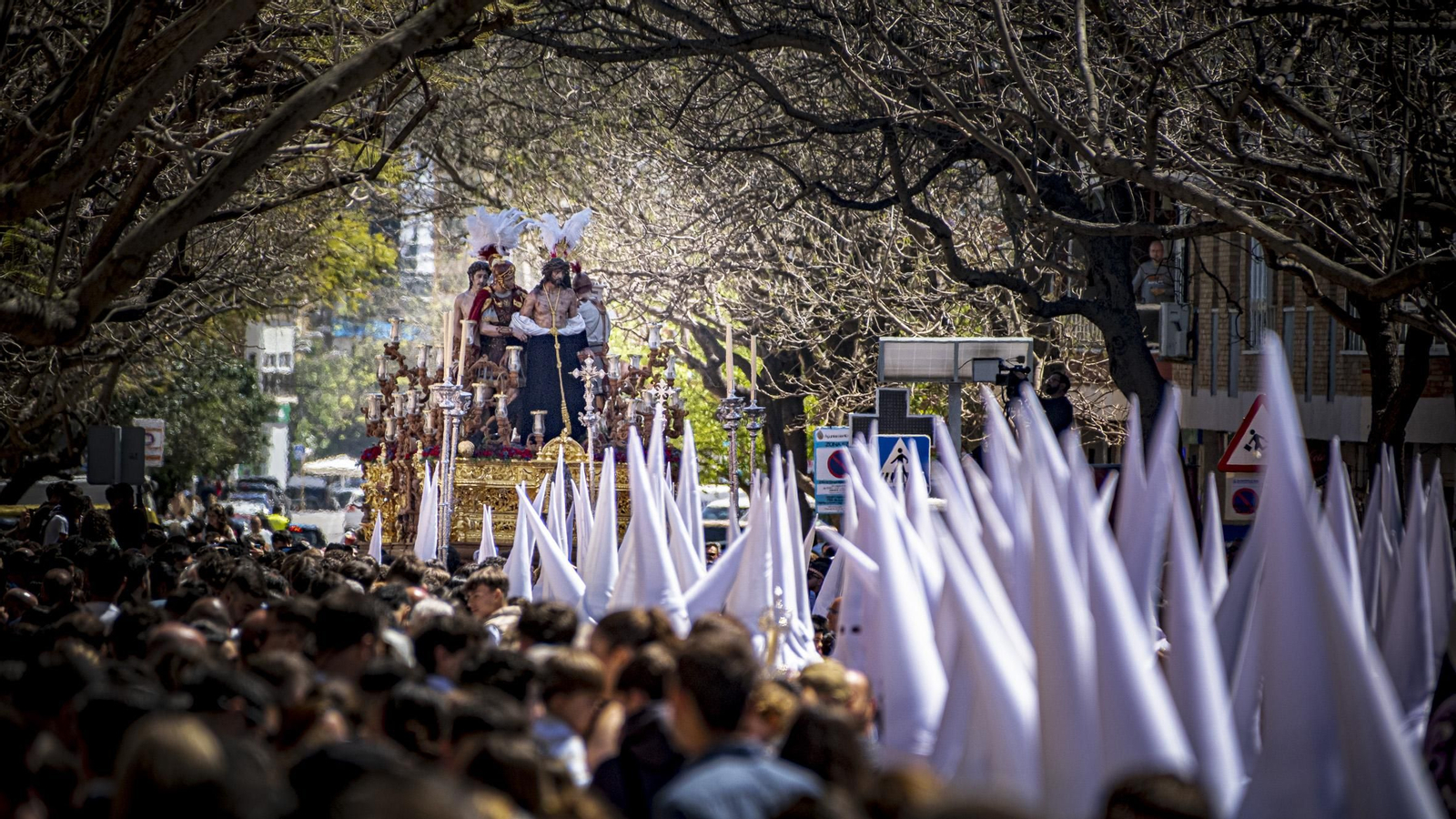 Imágenes de la salida del Despojado en la Semana Santa de Cádiz 2025