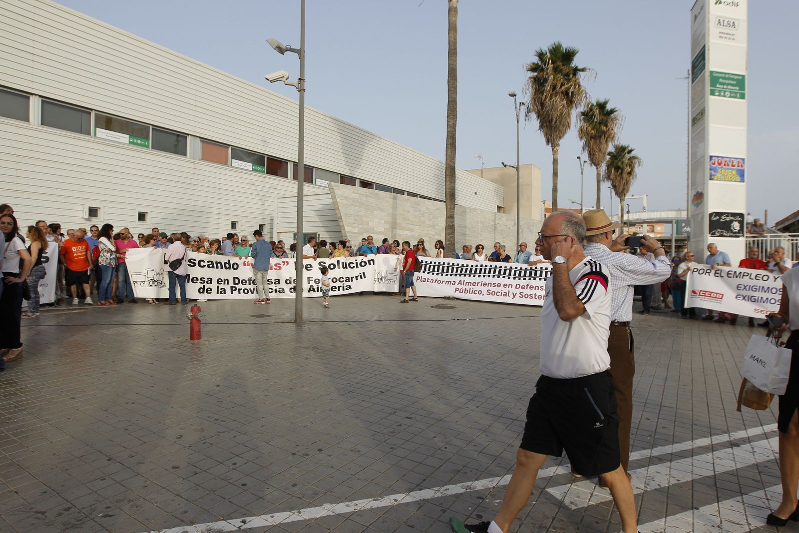 Fotogalería manifestación Mesa del Ferrocarril de Almería