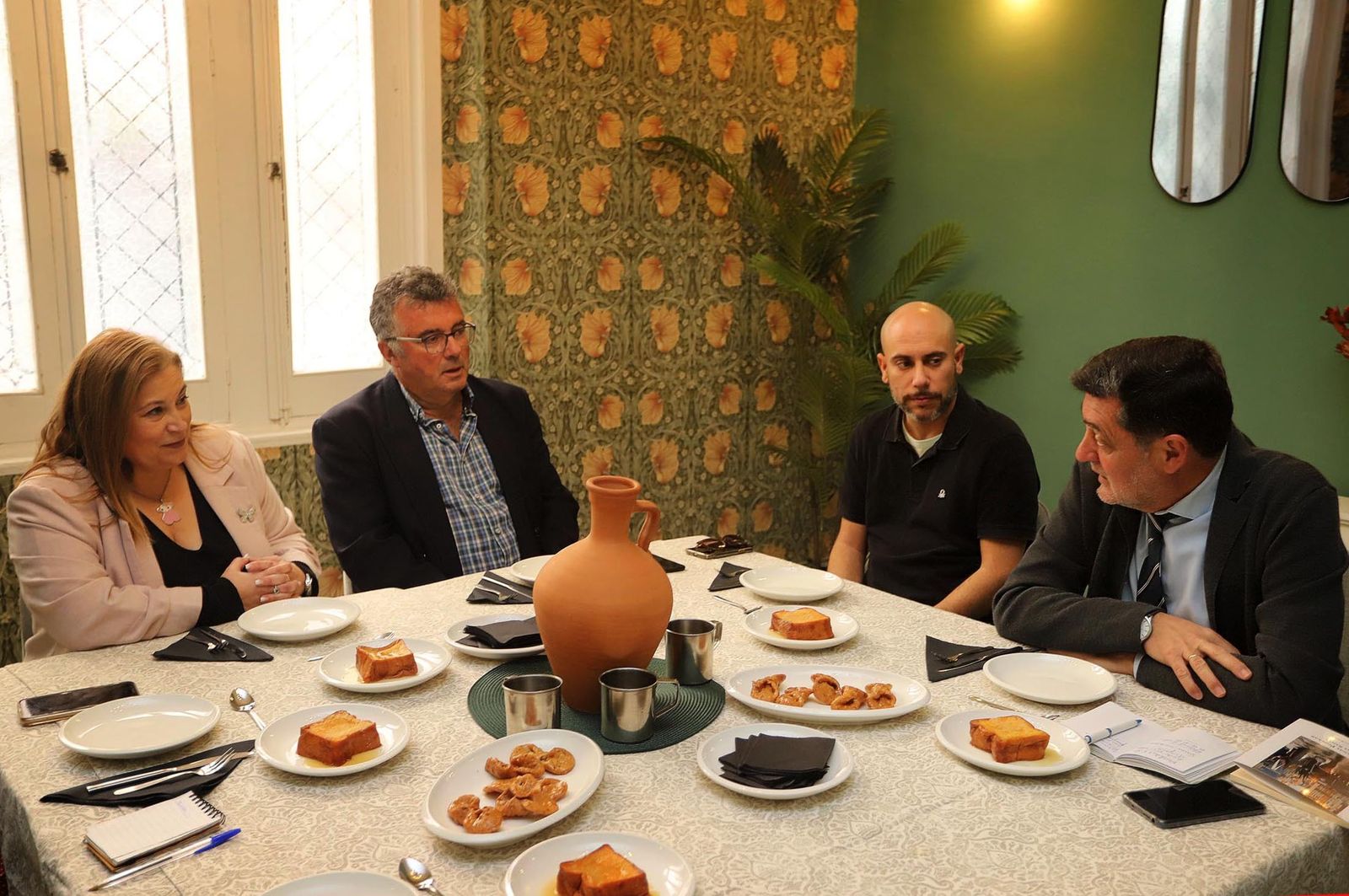 Imágenes de la tertulia cofrade "El Aguaó" de Huelva Información