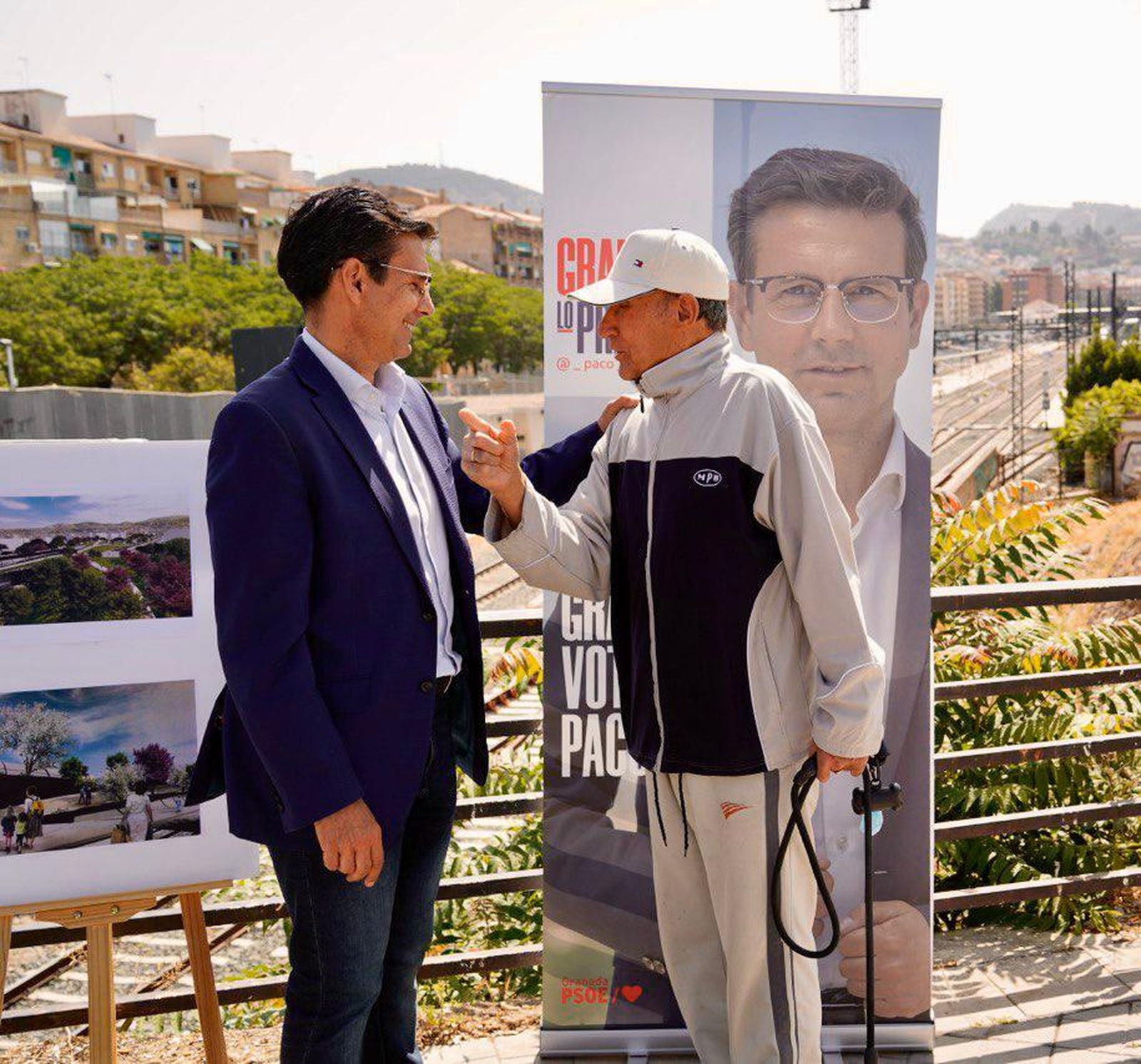 Cuenca habla con un vecino durante un acto de campaña.
