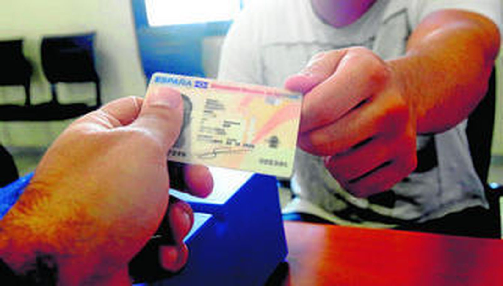 Un funcionario entrega su nuevo DNI a un ciudadano el pasado viernes en la oficina de la capital gaditana.