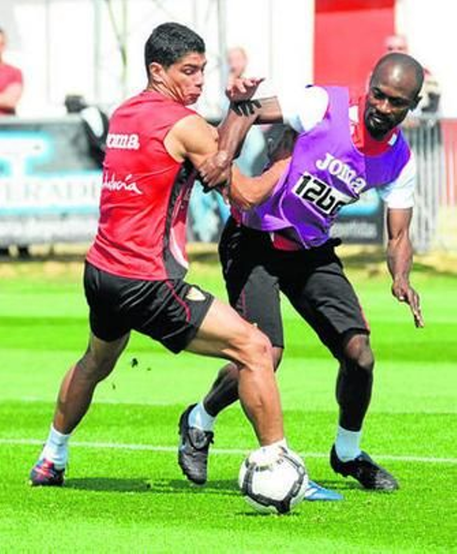 Zokora pugna con Renato en el entrenamiento de ayer.