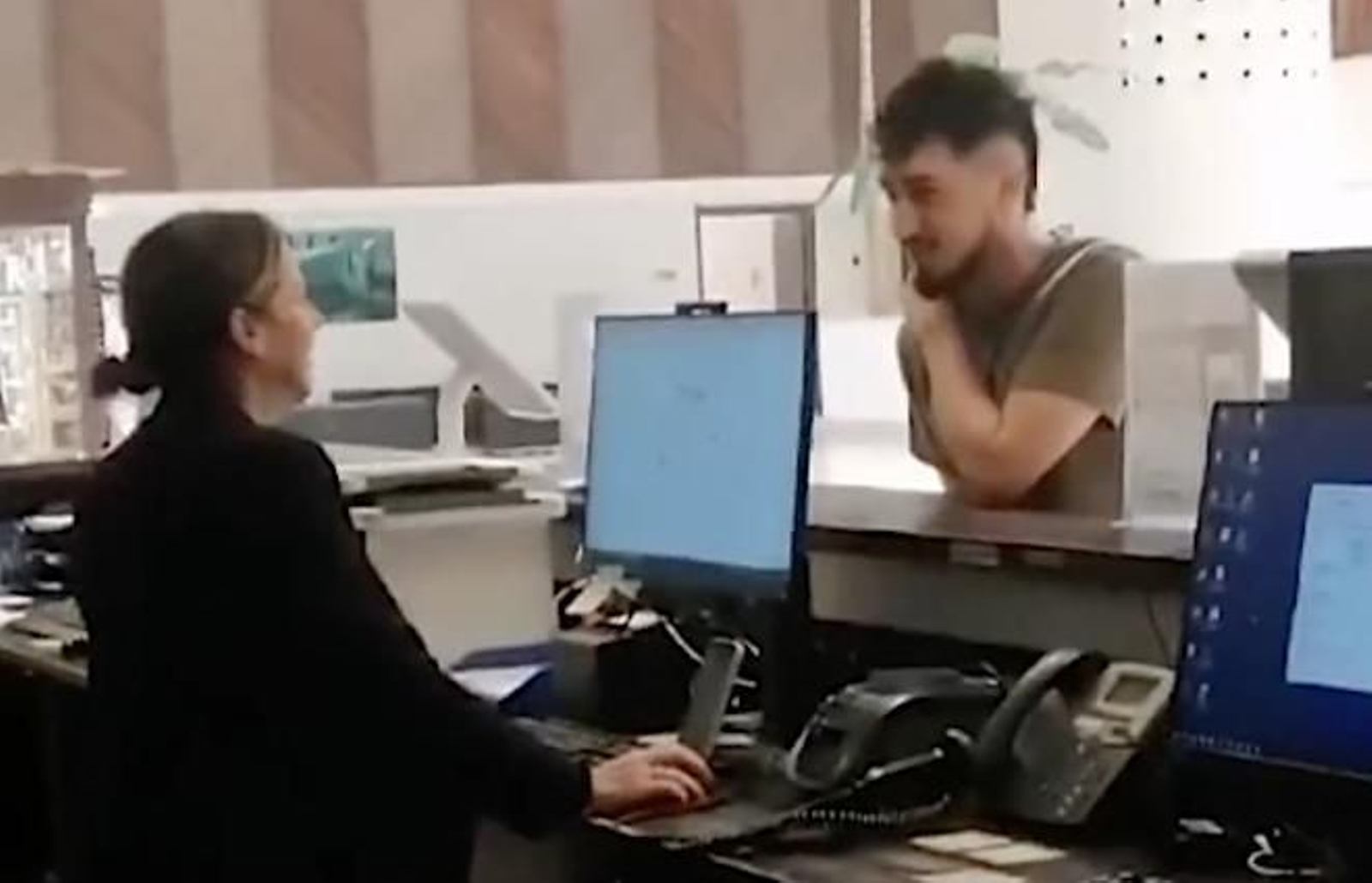 Así ha sido la bonita pedida de mano de un isleño a su pareja mientras trabajaba