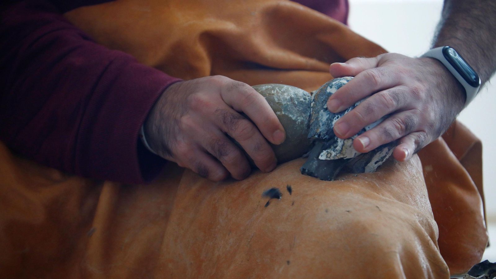 Un participante del taller observa una pieza de sílex.