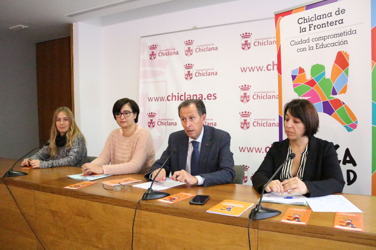 Técnicos y responsables municipales anuncian el galardón concedido al programa educativo.