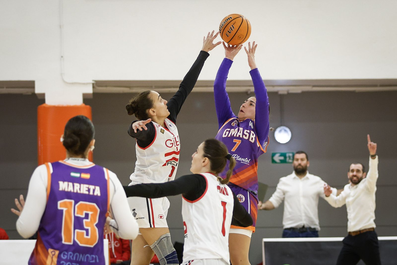 Una jugadora del GMASB lanza a canasta en un duelo anterior.