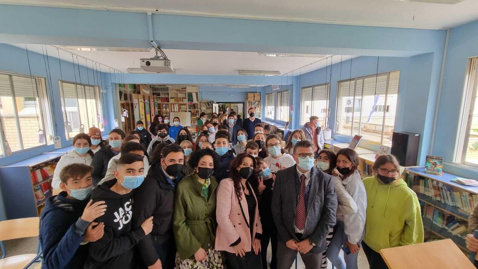 La consejera Rocío Ruiz, con los alumnos del IES Francisco Romero Vargas.