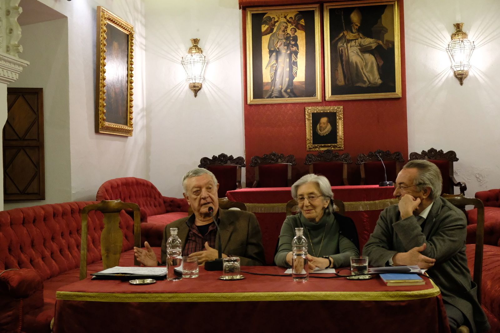 Antonio Martínez Sarrión (izquierda) con Clara Janés y Jacobo Cortines.