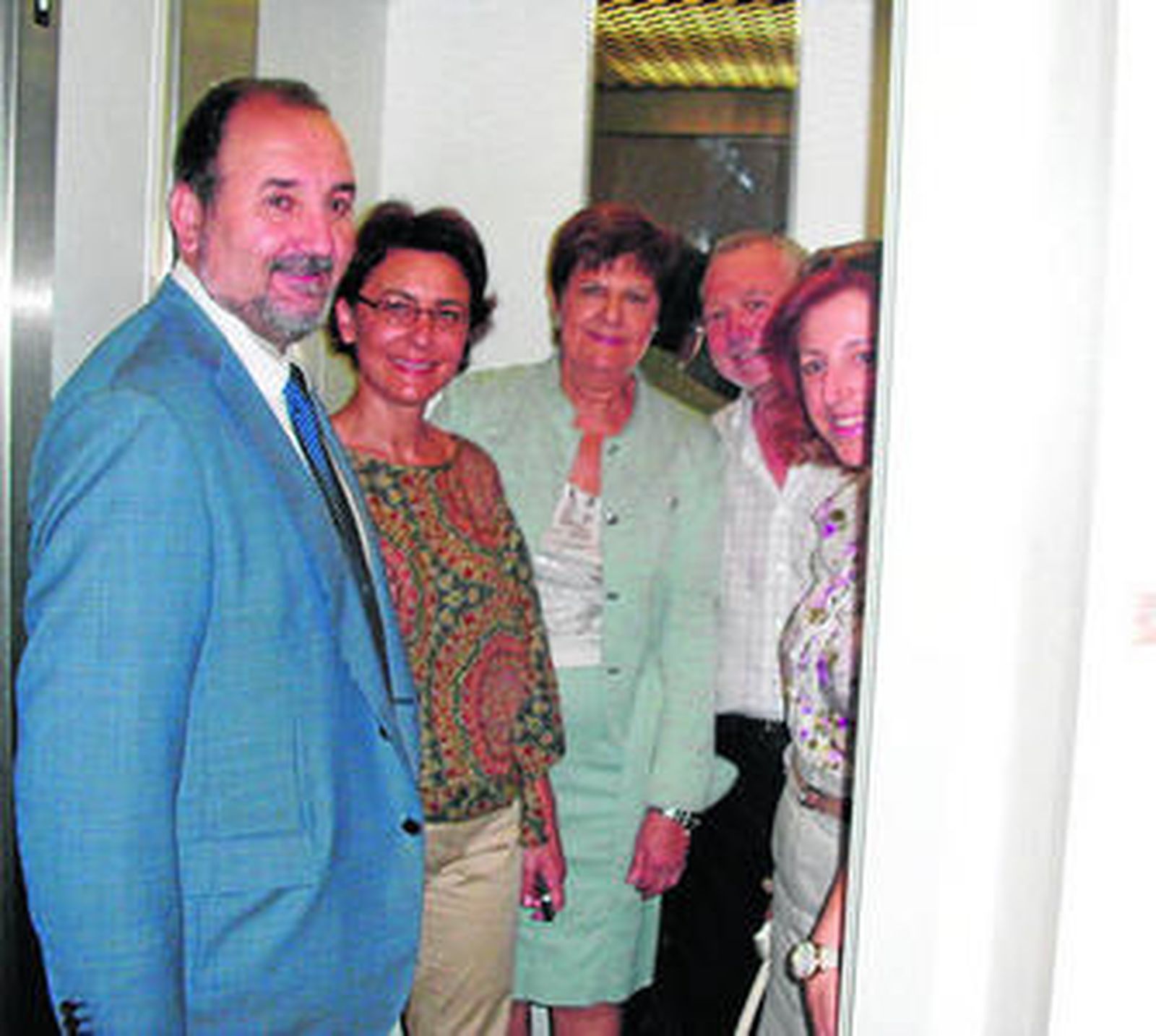 Cruz Villalón, junto al alcalde de Benahadux, y los delegados provinciales en el nuevo ascensor.