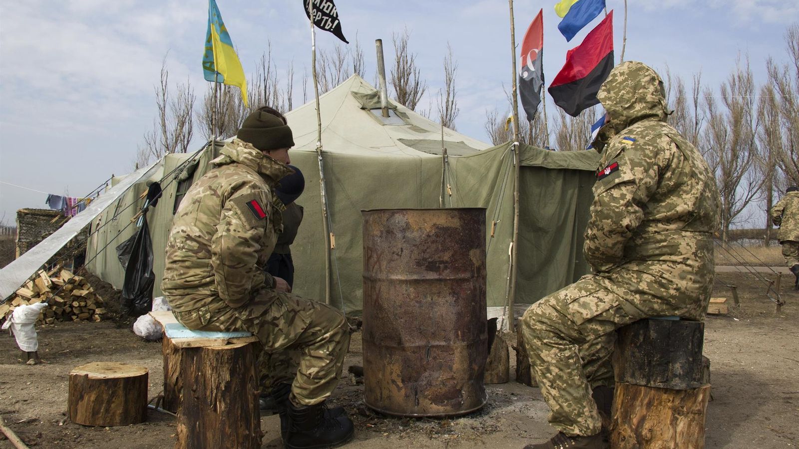 Imagen de archivo de militares ucranianos en un puesto de control de una carretera que une Mariupol y Donetsk