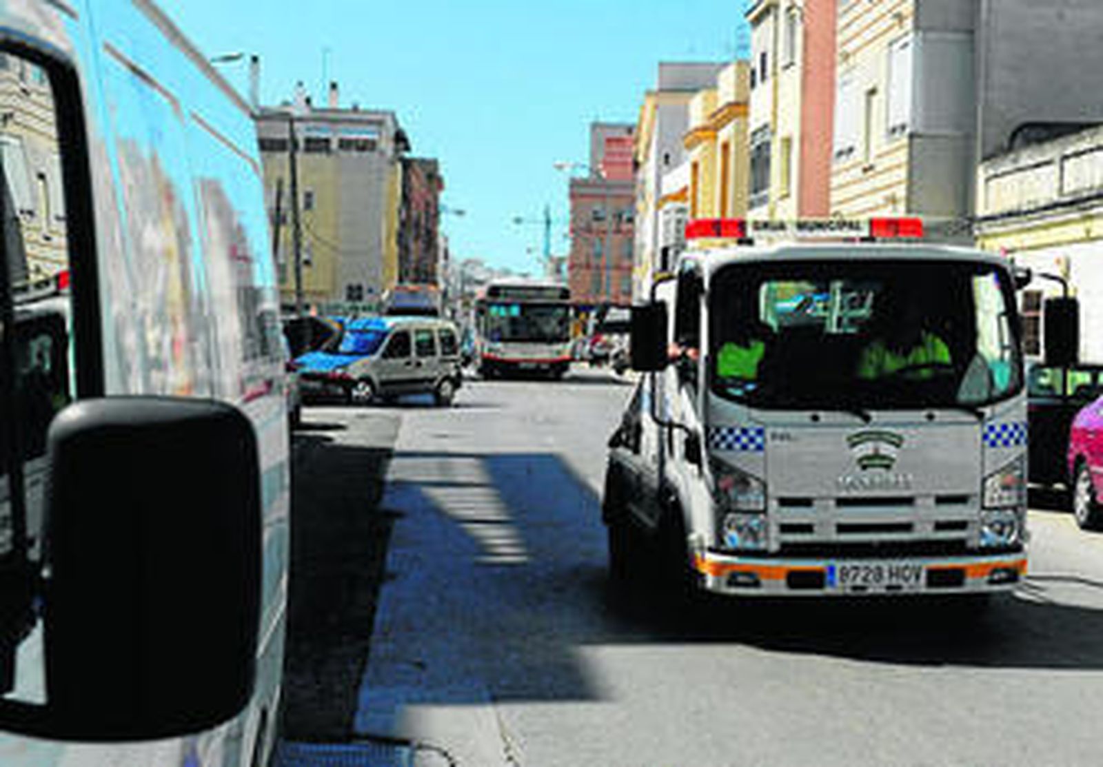 El servicio de la grúa municipal, por una calle de La Isla.