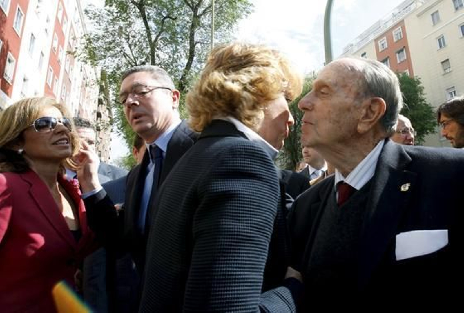 La presidenta de la Comunidad de Madrid, Esperanza Aguirre (2d), saluda al presidente fundador del PP, Manuel Fraga (d), en presencia del alcalde de Madrid, Alberto Ruiz-Gallardón (2d), que conversa con la concejala Ana Botella (i), en la Plaza de la República Dominicana de Madrid en un acto en 2008. / EFE