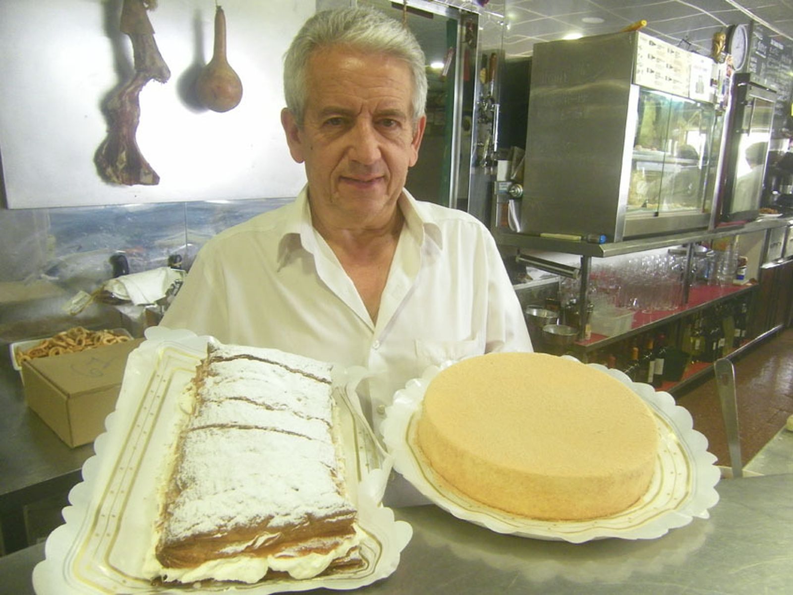Paco Bugarín con los postres del establecimiento