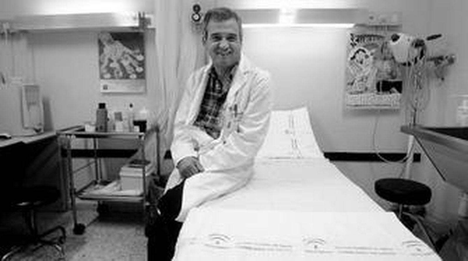 Enrique Alonso, en la Unidad Clínica de Patología del Hospital Puerta del Mar, que también dirige.