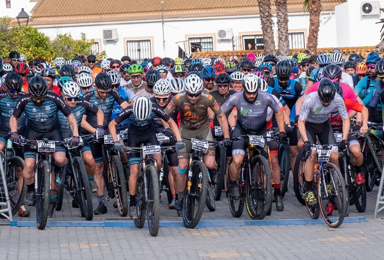 Participantes de la modalidad Extrema en la línea de salida antes de arrancar la HUEX  Extrema 2023 en el municipio serrano de Cortegana.
