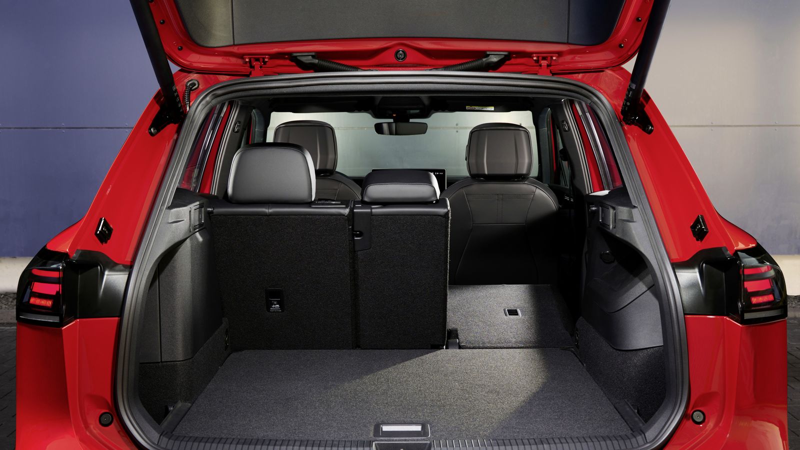 El maletero tiene una capacidad 37 litros mayor que las del actual Tiguan, de modo que ofrece 652 cuando se carga hasta la altura de los respaldos de los asientos traseros.