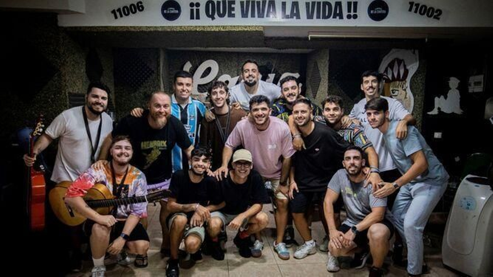 Grupo de la comparsa 'Y seguimos cantando'.