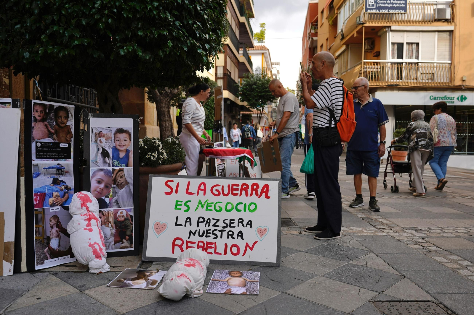 Mesa y carteles en apoyo a Palestina frente al Ayuntamiento de Algeciras.