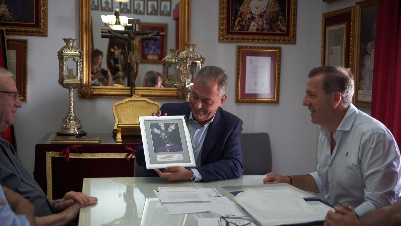 Sanz recibe un cuadro con la imagen de Jesús Cautivo
