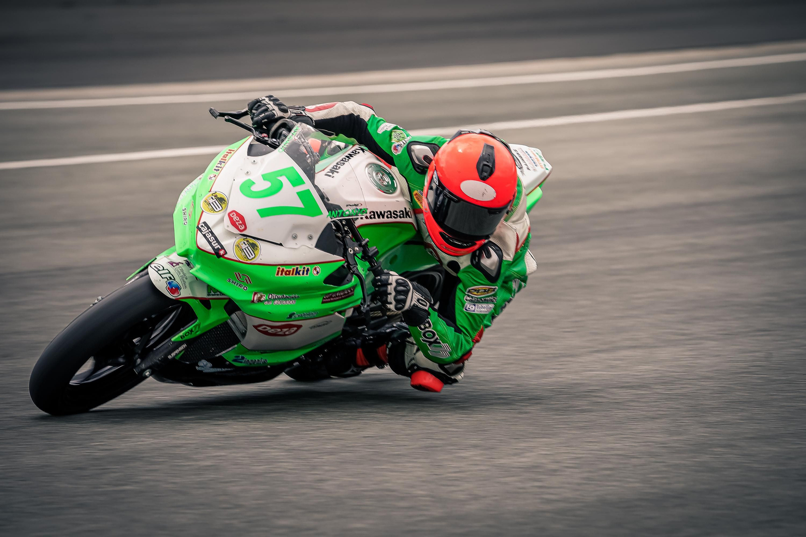 Uno de los pilotos del Deza-Box 77 Racing Team negocia una curva en el circuito de Los Arcos. Uno de los pilotos del Deza-Box 77 Racing Team negocia una curva en el circuito de Los Arcos.