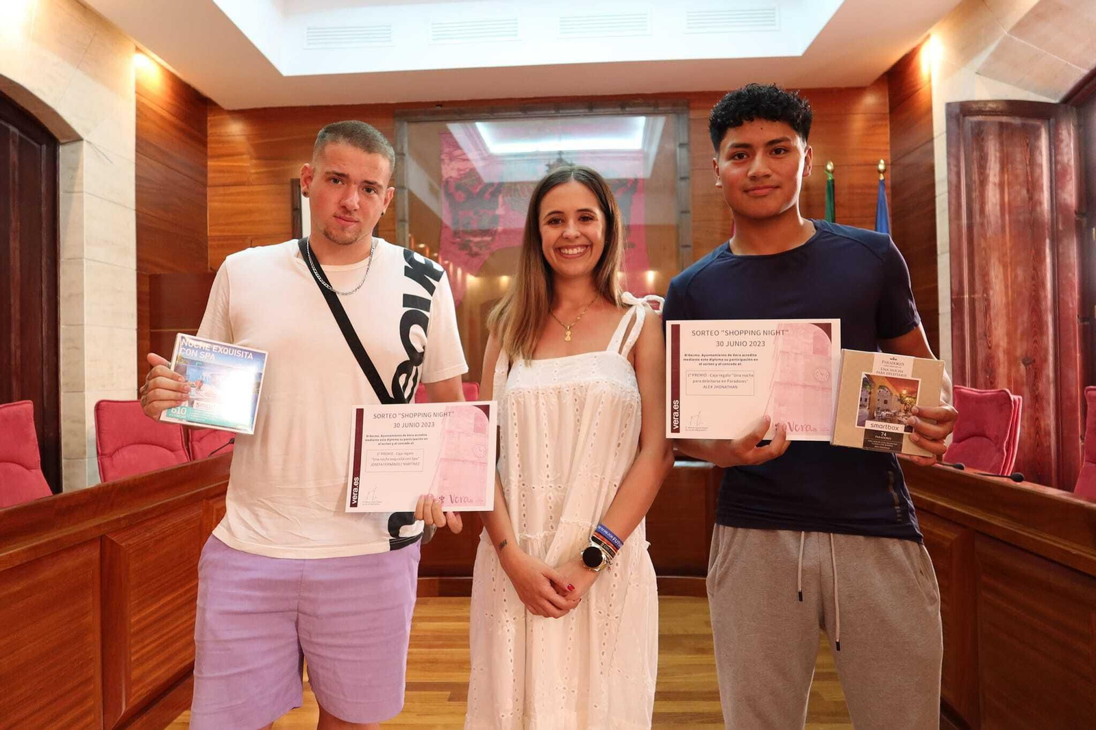 La concejala de Comercio, Antonia Marín Rubio, con los galardonados.