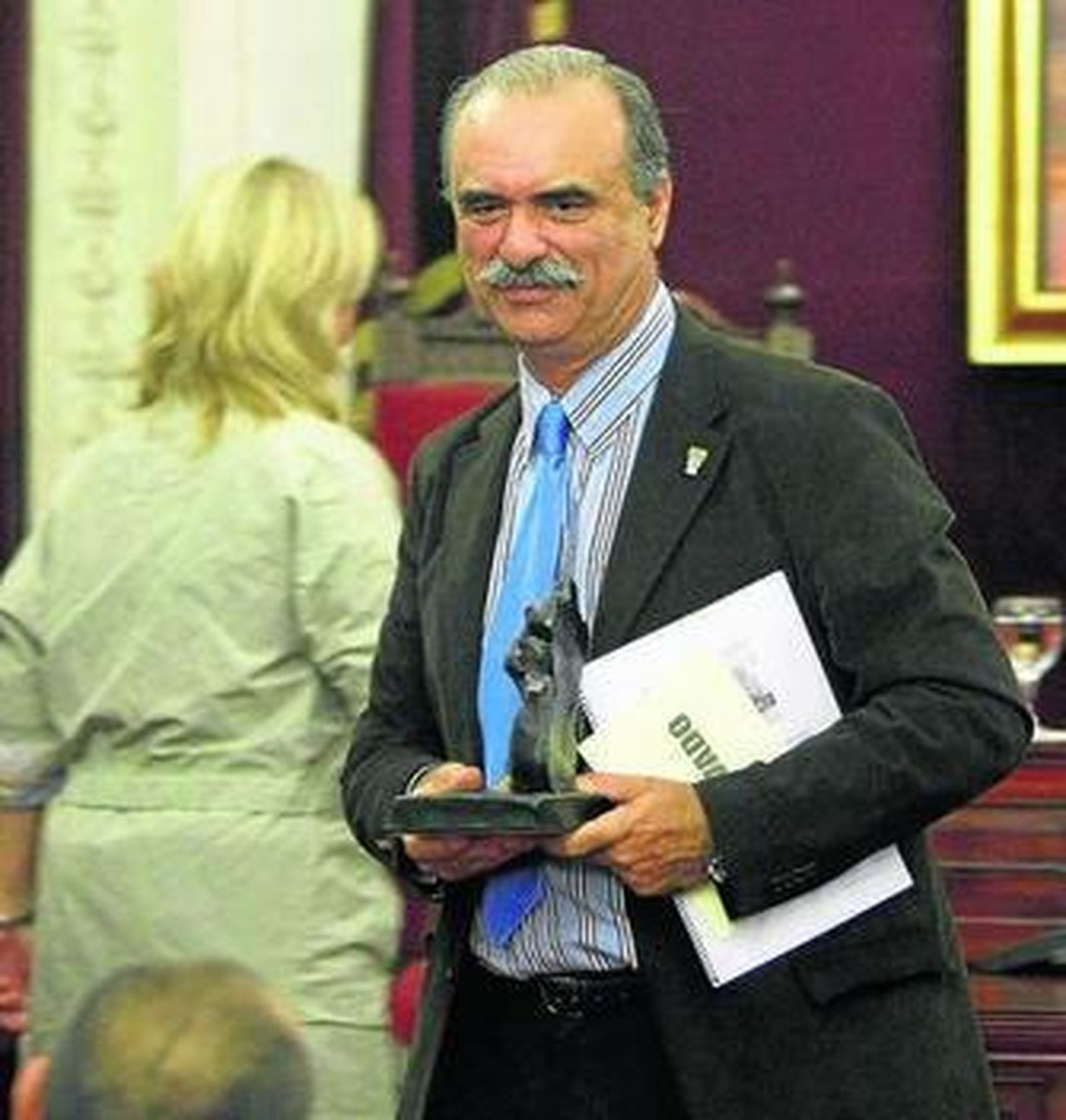 El director del IES Columela, tras recibir el premio.