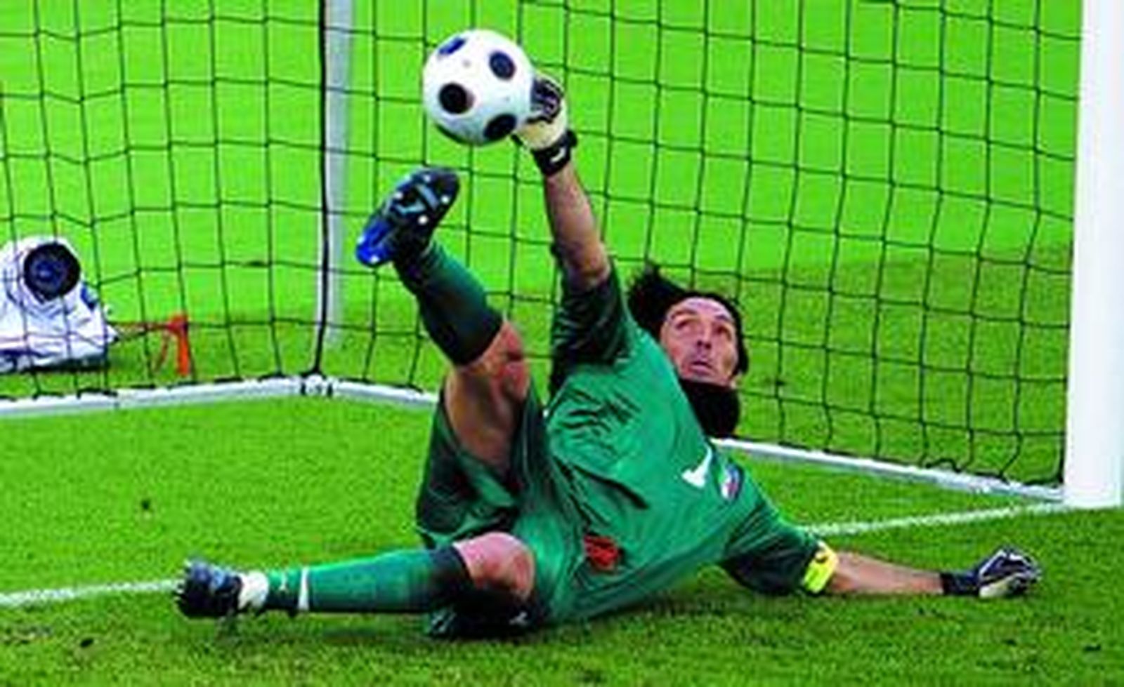 El portero italiano Buffon detiene con la mano derecha un penalti decisivo para su selección.