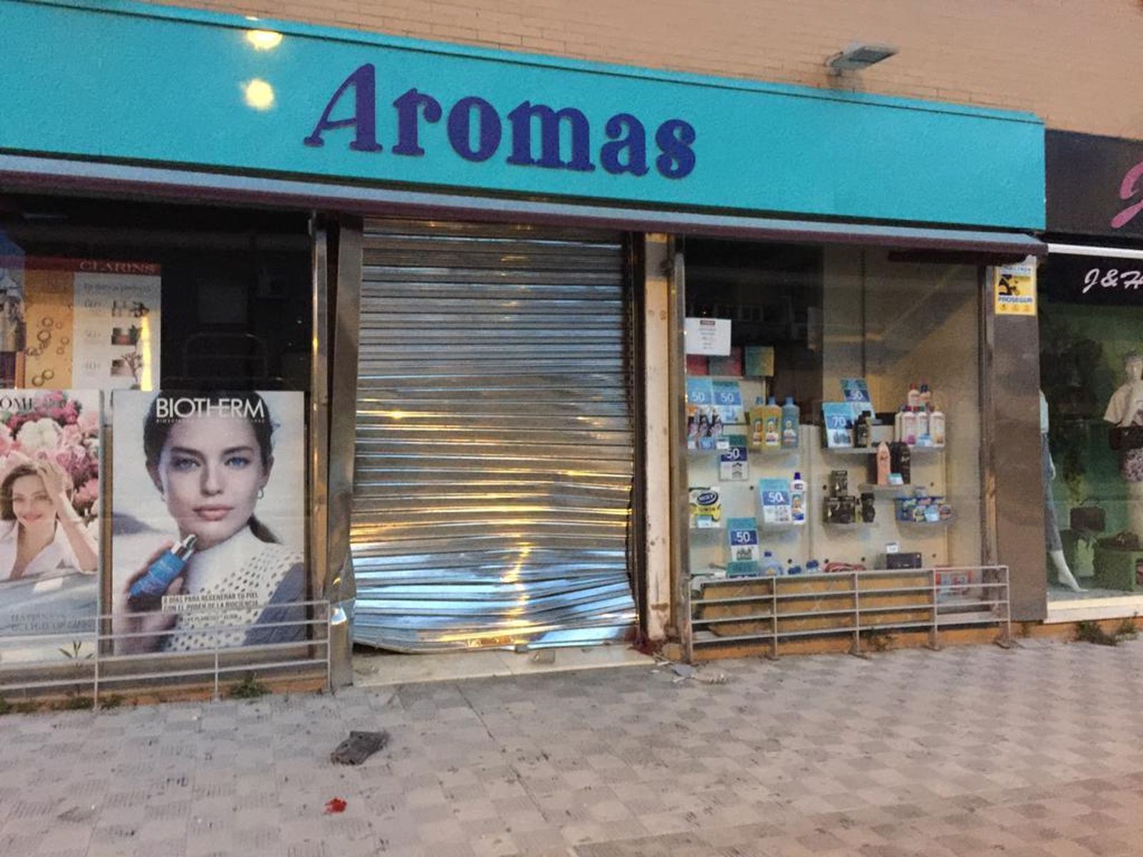 Destrozos en una de las tiendas de Aromas asaltadas este jueves.