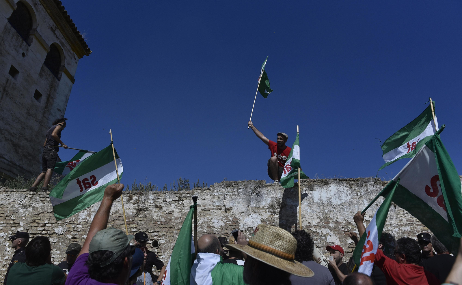 Concentración ante el cortijo Gambogaz, en Camas