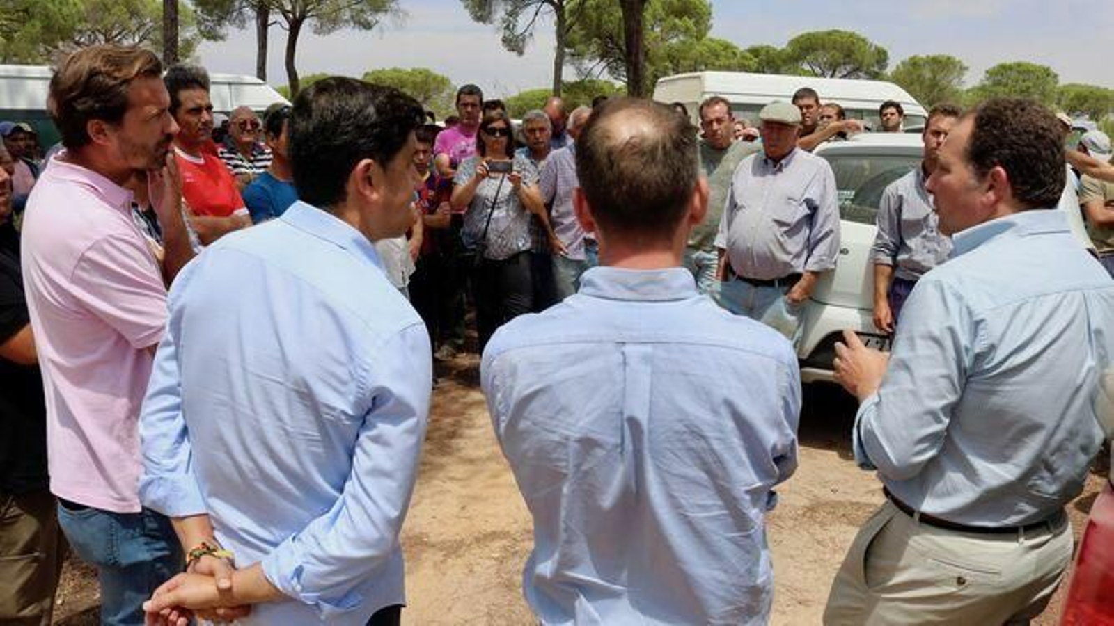 Alberto Fernández en el momento de dirigirse a los agricultores concentrados en Lucena.