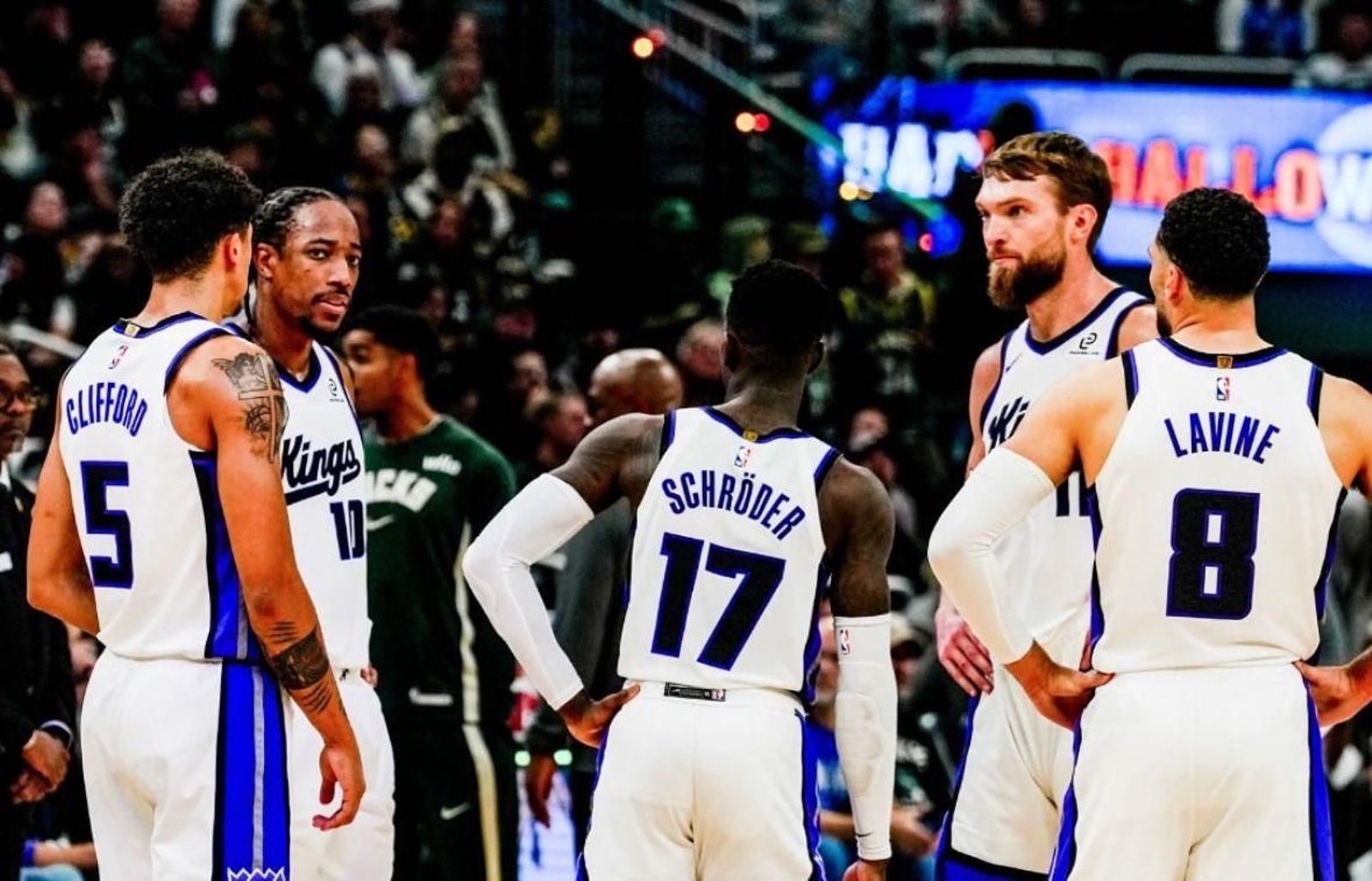 Domas Sabonis frena a Antetokounmpo