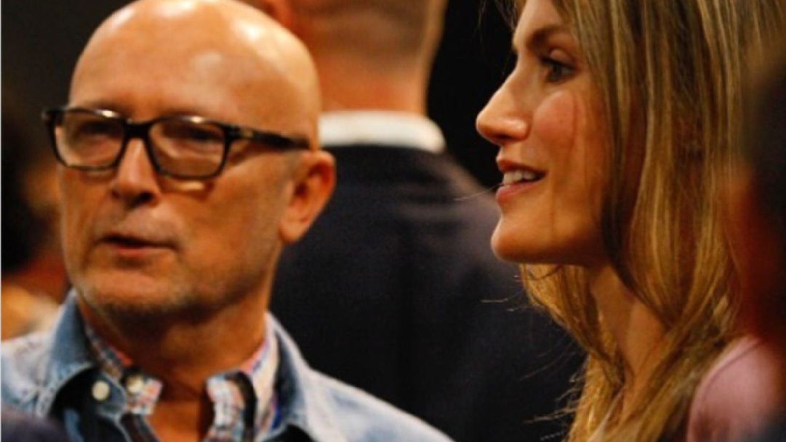 Carlos, con la Reina Letizia, en un acto.