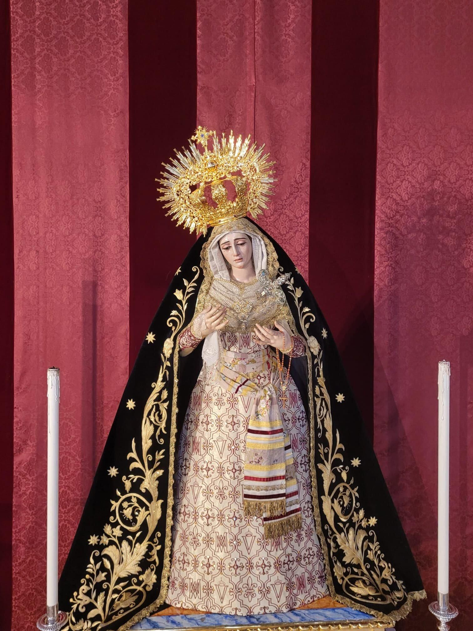 La dolorosa cigarrera de nuevo en su altar