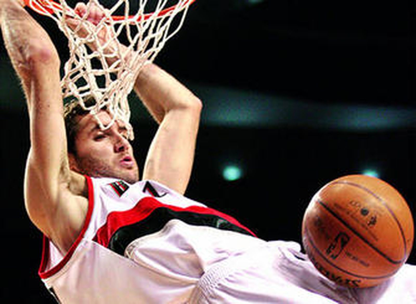 Rudy Fernández machaca el aro rival en un partido de esta temporada.