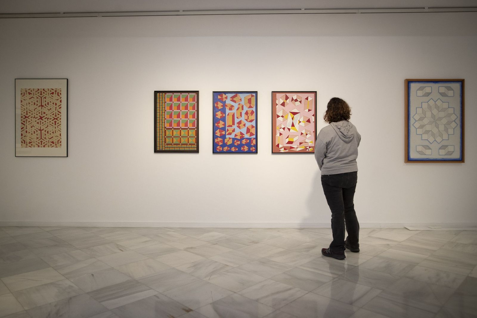 Una visitante contempla varias de las piezas que componen la muestra de Condes de Gabia.