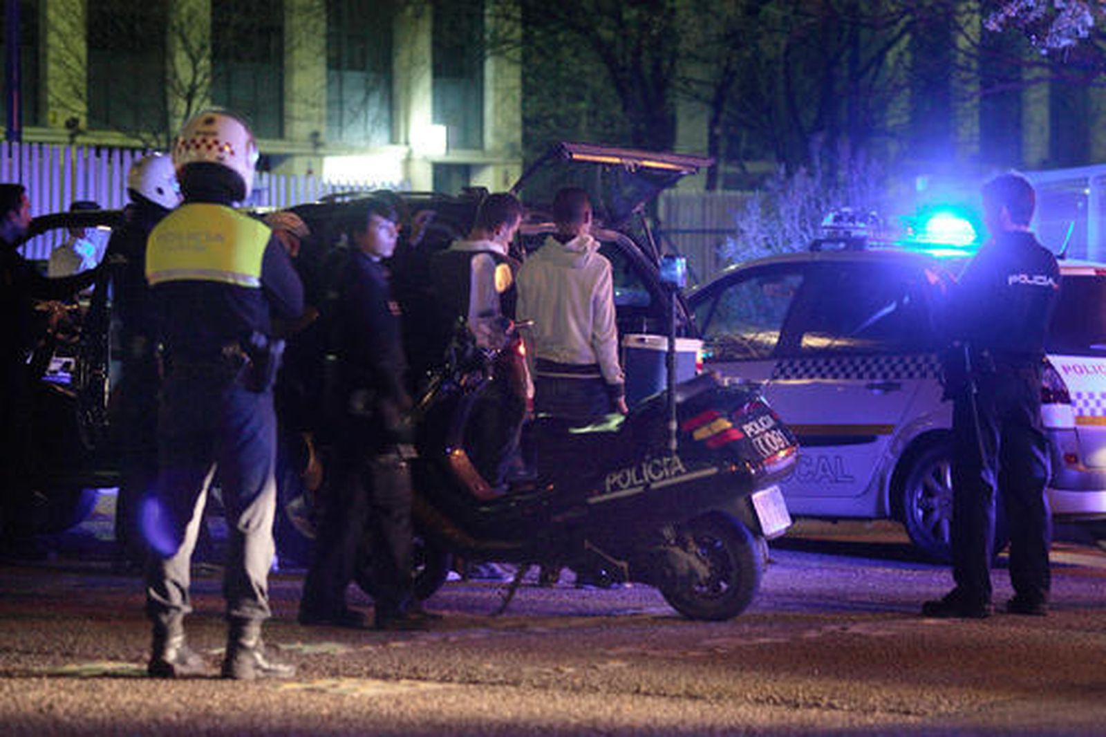 La Policía realizando controles en las inmediaciones del Charco de la Pava tras el asesinato de un joven durante el 'macrobotellón'./ Juan Carlos Muñoz