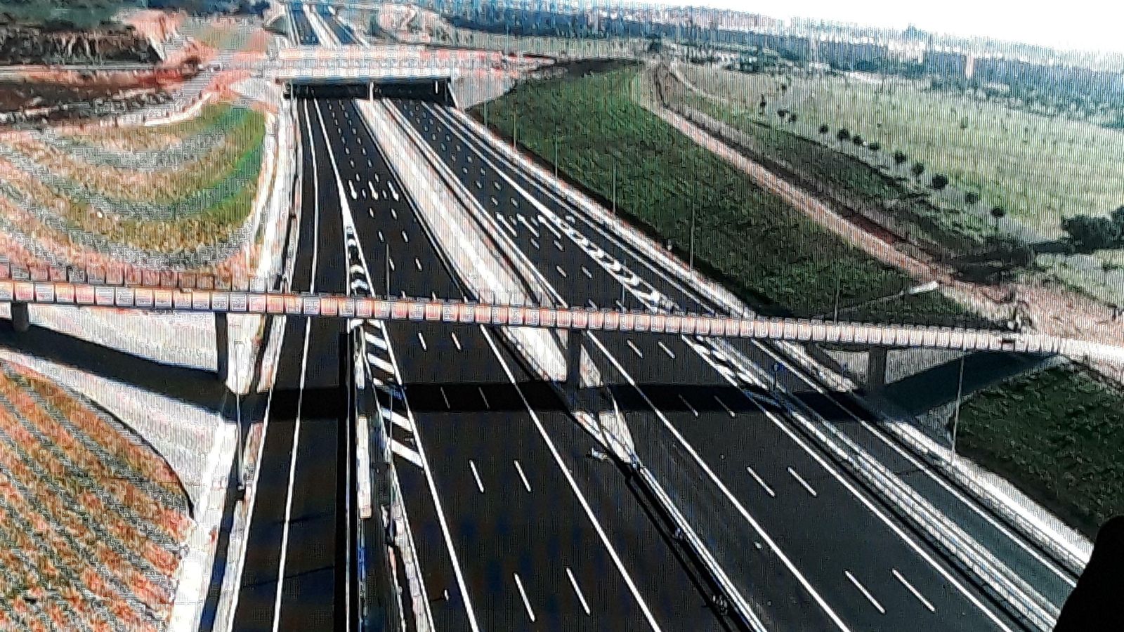 Uno de los pasos peatonales construidos sobre la SE-40 para garantizar la movilidad.