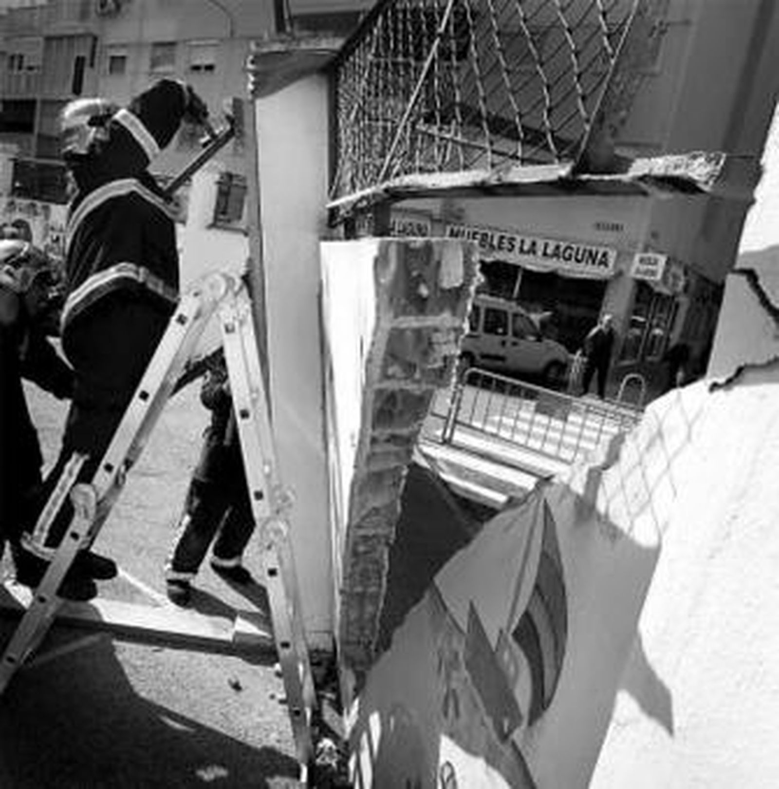 Los bomberos apuntalaron el muro en la mañana de ayer.