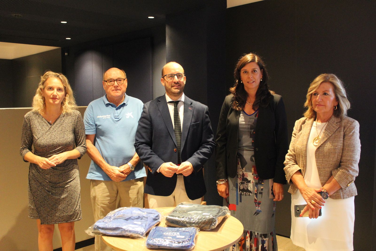 De Izda. a Dcha: Lola Campos, un voluntario de la Fundación 'La Caixa', Germán Beardo, Custodia Caballero y María del Carmen Lara.